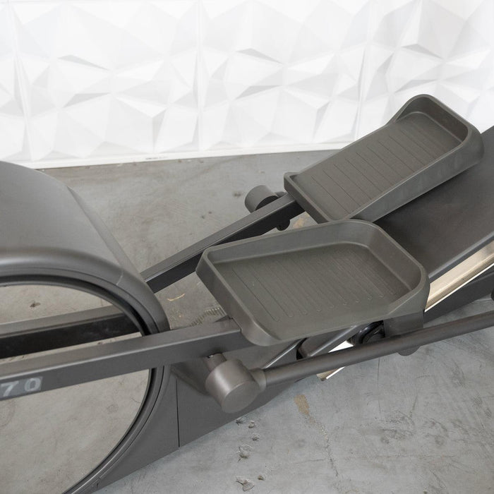 Commercial Elliptical Trainer - LED Screen - Muscle D Fitness -  Cardio Machine - Standalone - Sweatfully